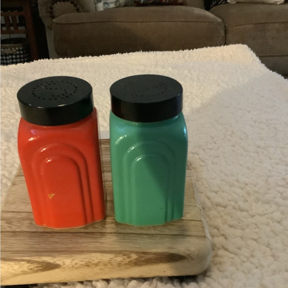 Vintage 1940’s McKee Roman Arch Salt & Pepper Red and Green Set - Picture 9 of 9